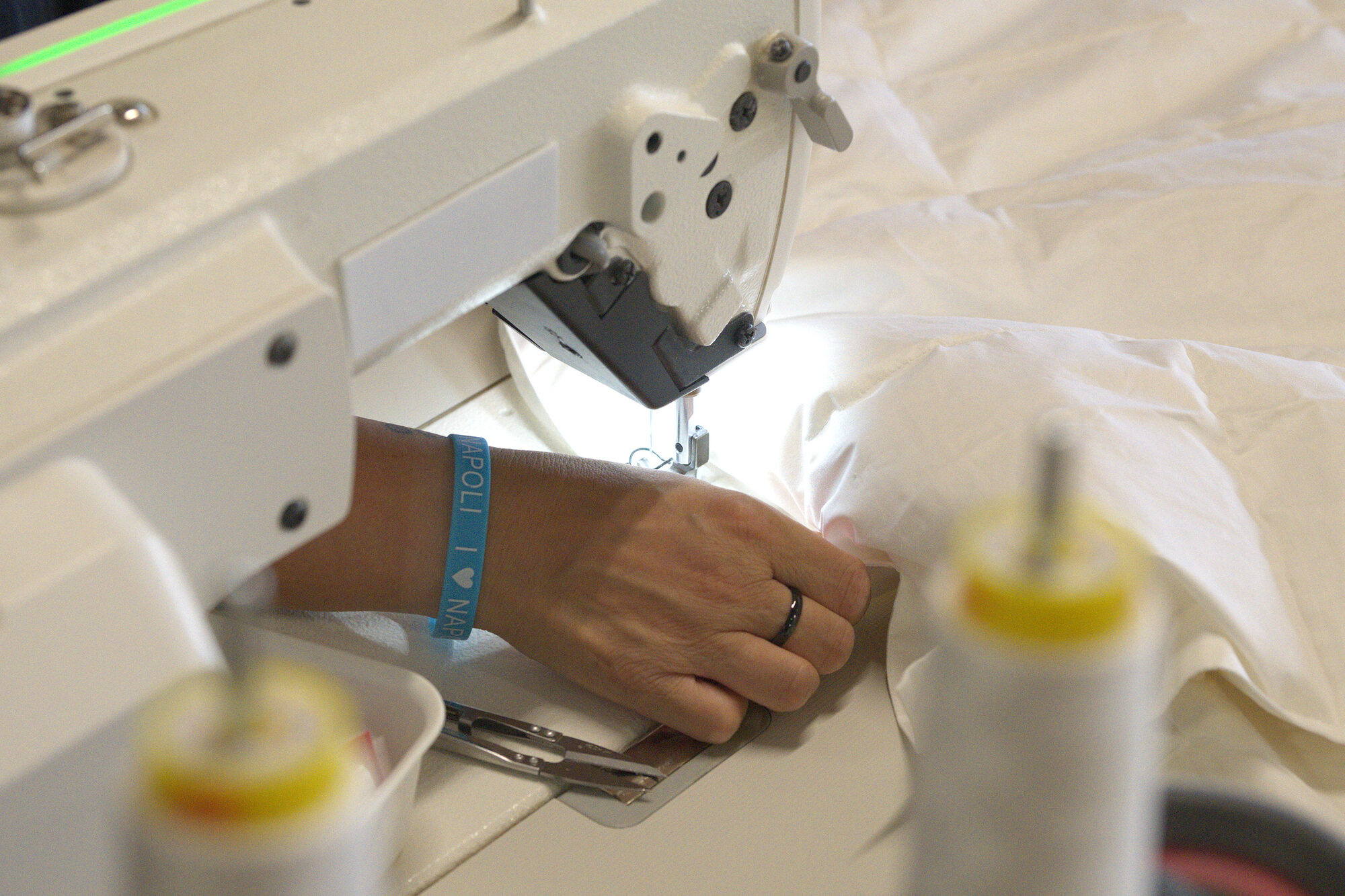 La cucitura di un imbottito nell'atelier letto
