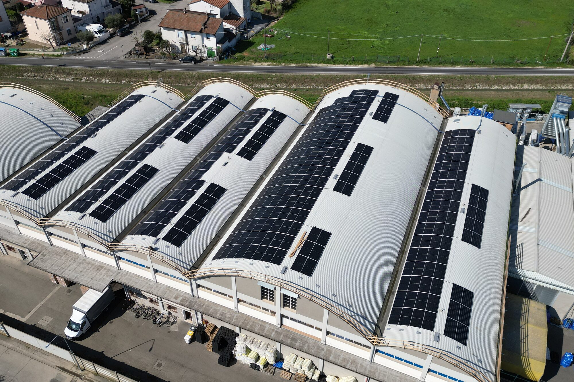 Le volte a shed dello stabilimento di Lugo viste dal drone, coperte dai moduli del nuovo impianto fotovoltaico