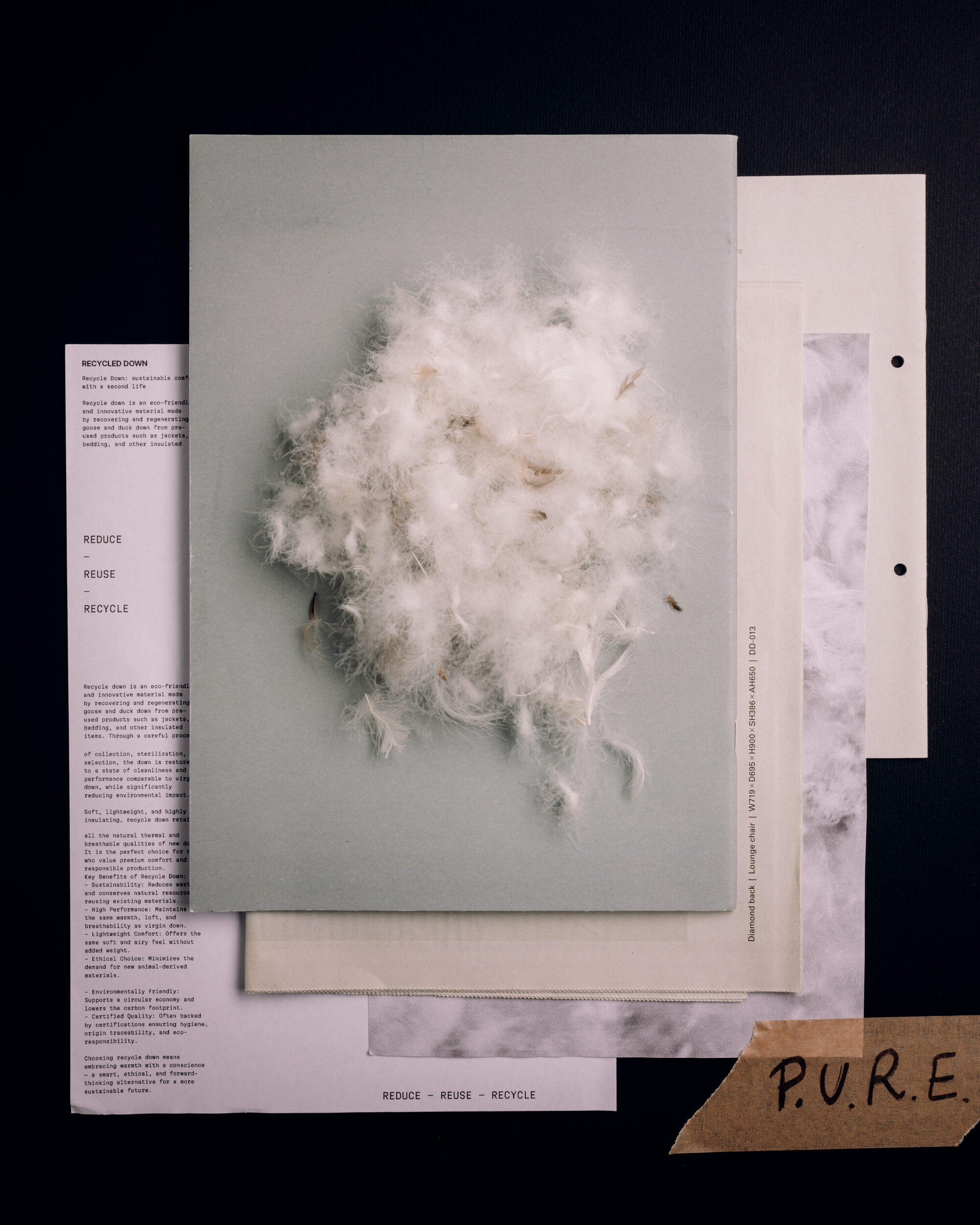 Composizione con il piumino rigenerato P.U.R.E.® su carta, accanto alla scheda tecnica